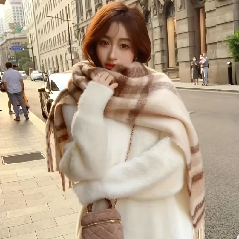 Travel Accessories Designer - ผ้าพันคอลายสก็อตคลาสสิกสำหรับผู้หญิง - เครื่องประดับฤดูหนาวที่หรูหราและอบอุ่น ได้แรงบันดาลใจจากการออกแบบของญี่ปุ่น โดดเด่นด้วยปลายพู่และลายทางสีเทาและขาวที่นุ่มนวล ใช้งานได้หลากหลายทั้งกับชุดลำลองและชุดทางการ